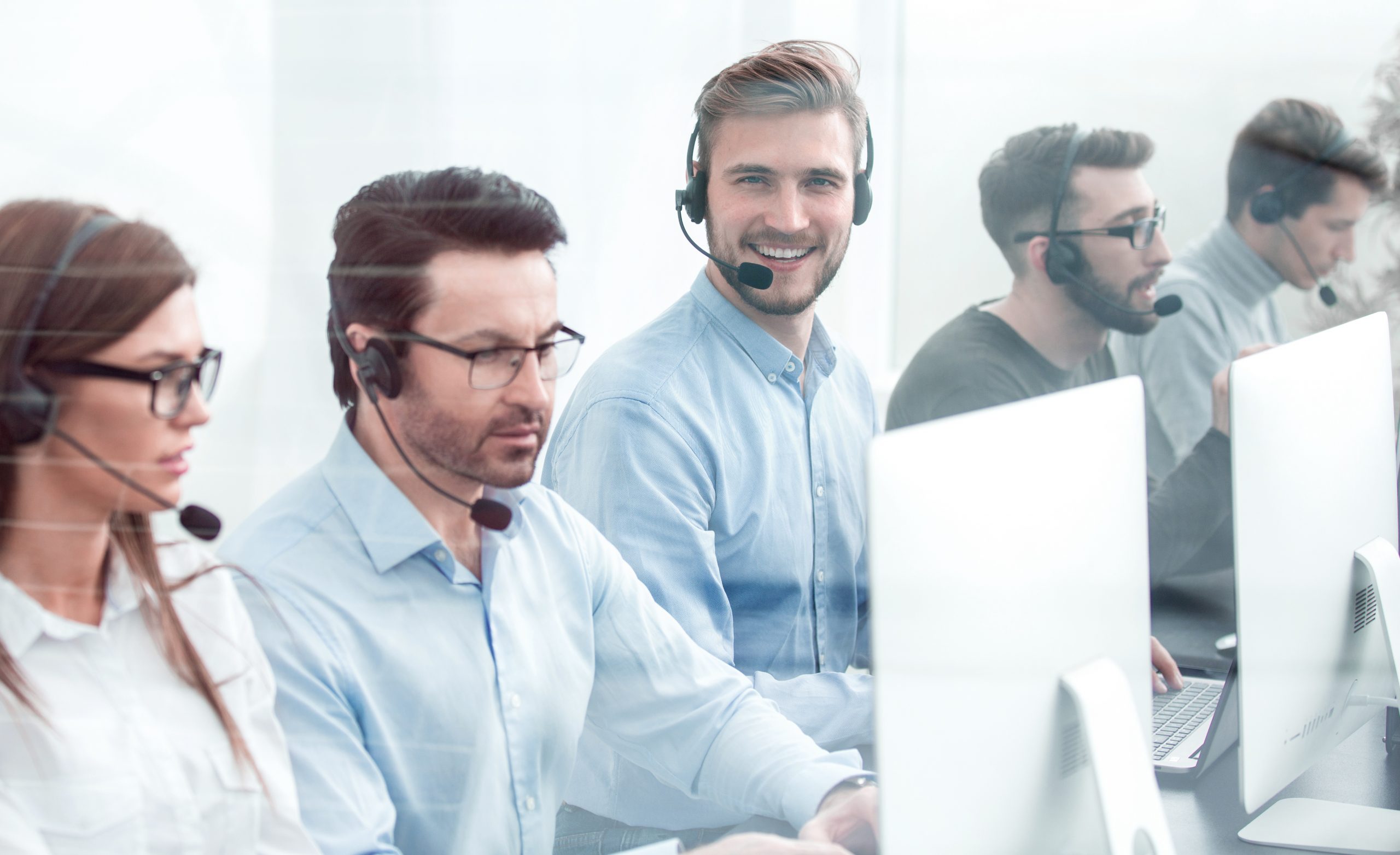 Customer Support Team addressing UEM related queries